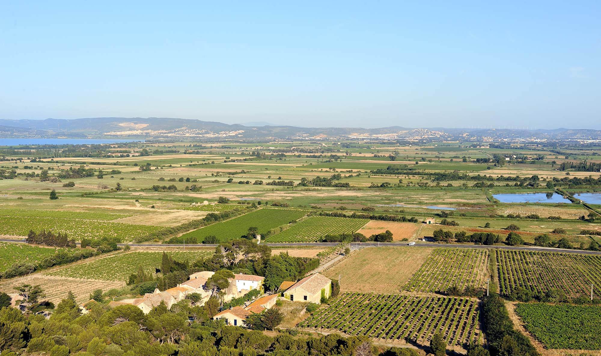 Vue aérienne du domaine viticole dans l'Aude, Abbaye des Monges